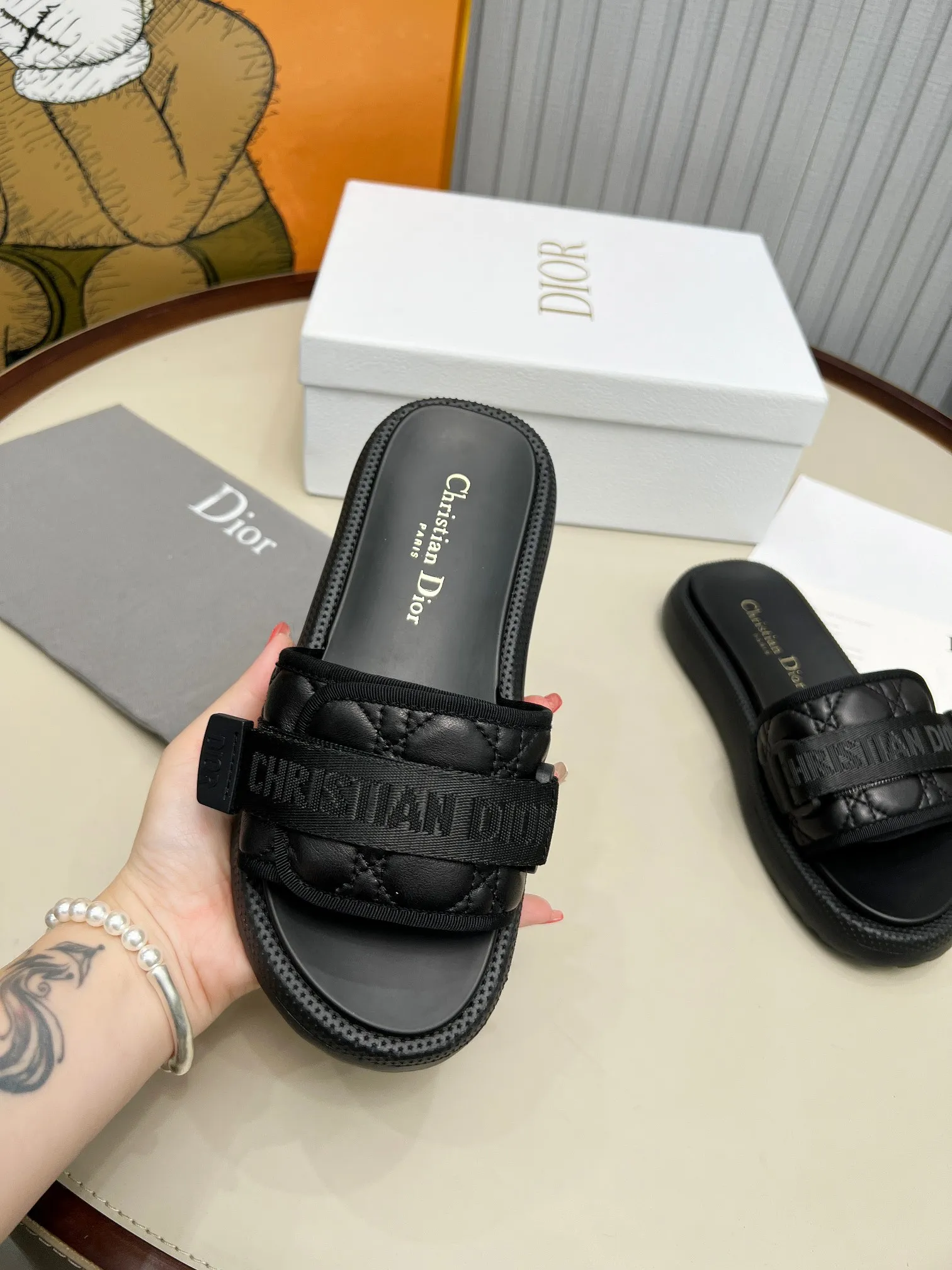 👟👟Ex-factory price 420👟👟 Dior Dior high version slippers, 👏👏2025 new classic model 🔥purchasing level qualityhot-selling thick-soled slippers in foreign counters💋———————————— Upper➕Inner: Original customized special electric embroidery material, Sole: Original mold 1.1 (lightweight) Bottom thickness: heel 5cm, forefoot 3cm, size 35-40 (with full set of packaging, cloth bag handbag, card instructions). You are welcome to place an order in advance, first come first served. Win-win cooperation.